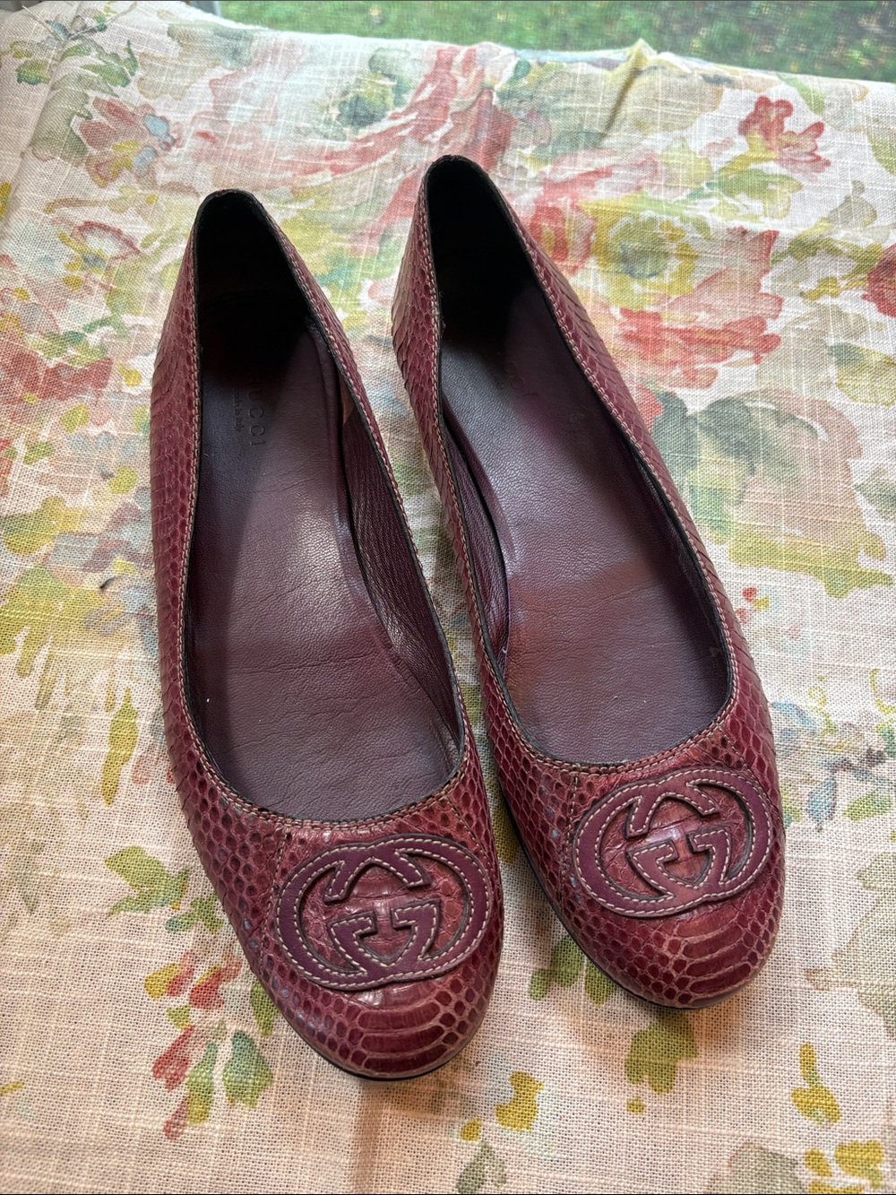 Authentic Gucci Wine Red Snake-Effect Logo Ballet Flats 39.5 9.5